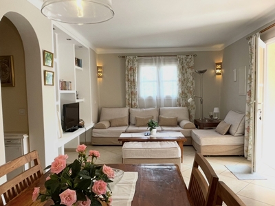 Wohnzimmer mit Sat-Tv und Klimaanlage