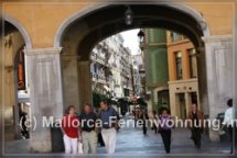 Torbogen zur Calle San Miguel am Plaza Mayor